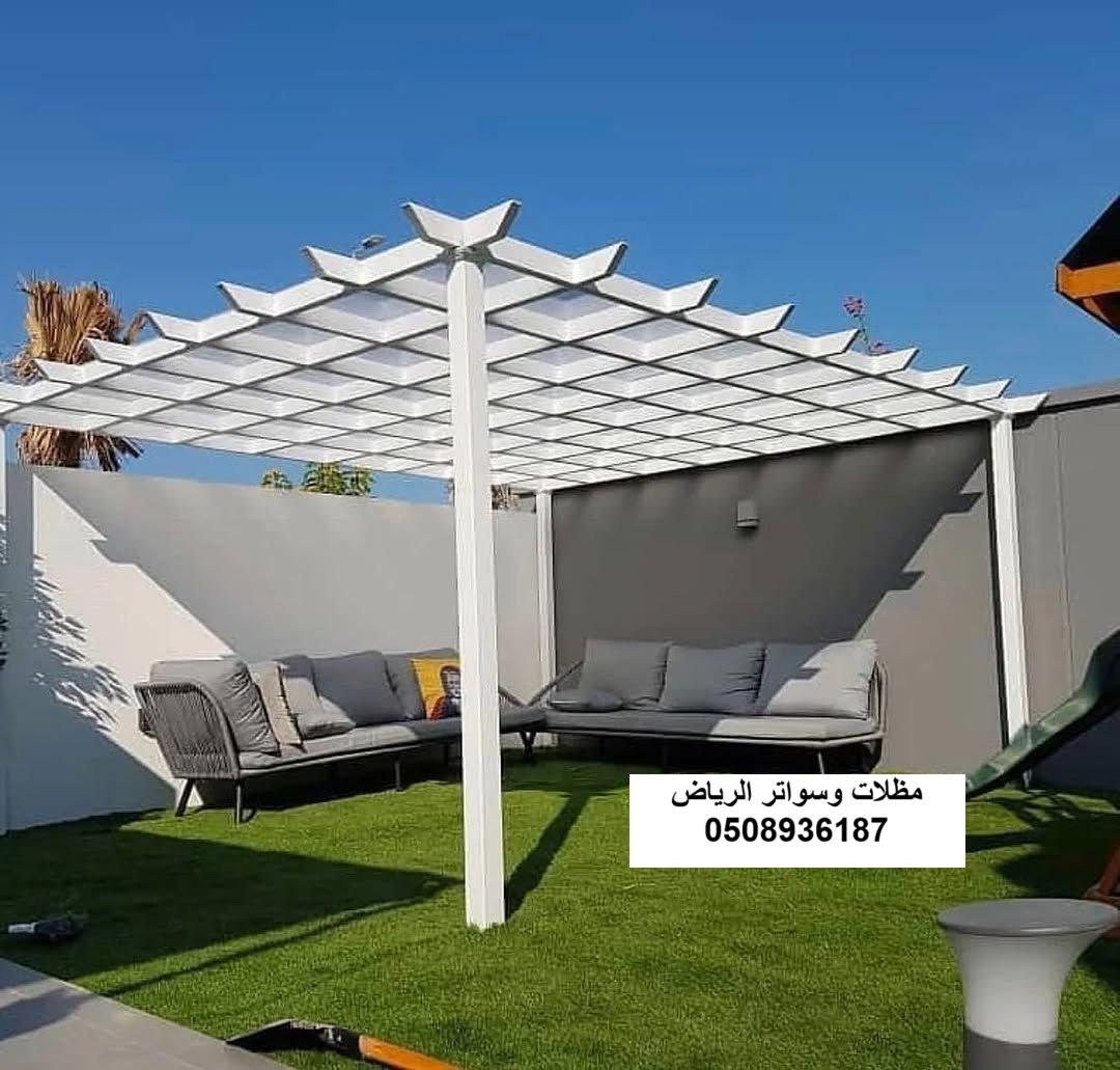 تصميم وتركيب برجولات حديد مودرن وجلسات حدائق خارجية خشب بلاستيكي ولكسان للفلل بحي الملقا الرياض