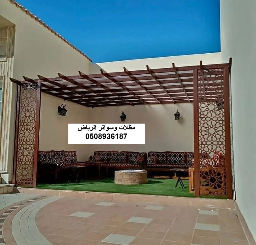 مظلة لكسان صغيرة فوق بوابة سور بالرياض حي السليمانية